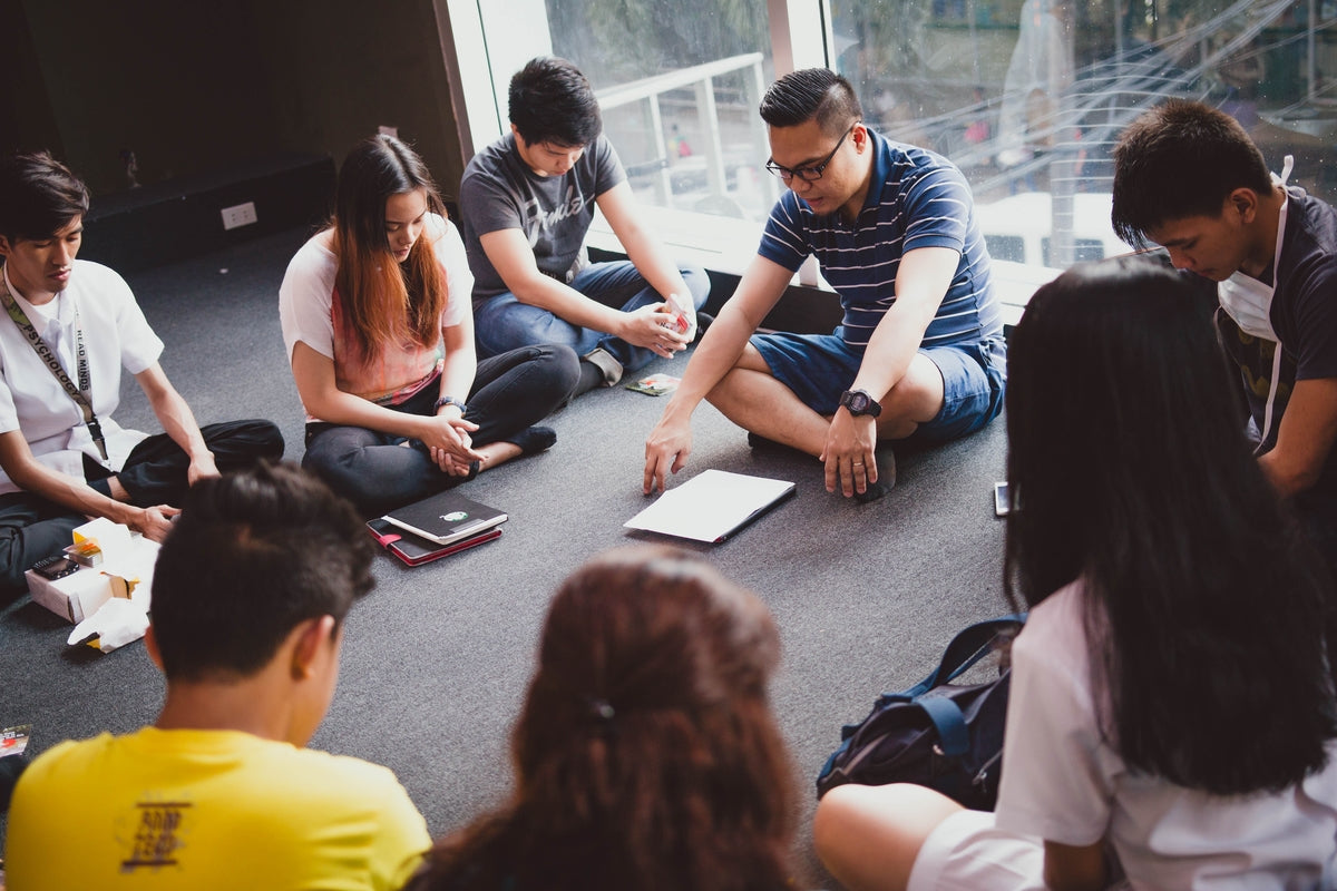 9 Ways to Pray for Pastors and Church Leaders in Difficult Seasons